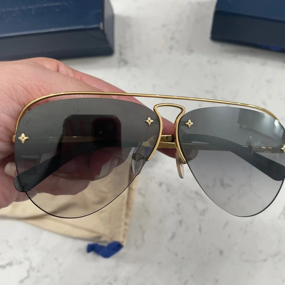 👓 Louis Vuitton Gold Frame Aviator Sunglasses - Picture 2 of 7